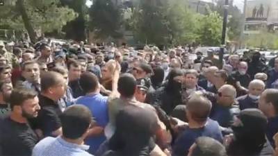 Жители Агарака на юге Армении устроили акцию протеста против поездки Пашиняна