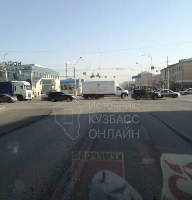 Власти ответили на предложение изменить режим работы светофора в центре Кемерова