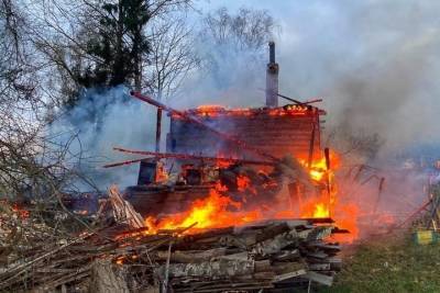 В Сафоновском районе горела пристройка к дому, сам дом удалось спасти