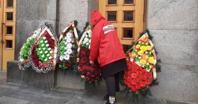 В Харькове началась сессия горсовета: под мэрию принесли похоронные венки (фото, видео)