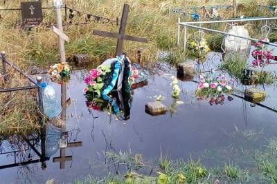 В г.о. Чехов подтопило кладбище