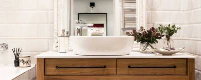 Ваша ванная станет стильной и красивой с деревянными шкафами под раковиной