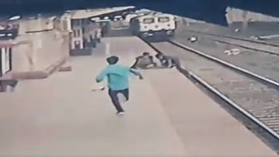 Стрелочник спас мальчика, едва не угодив под поезд. Видео