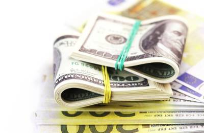 Доллар и евро снижаются на открытии межбанковских торгов
