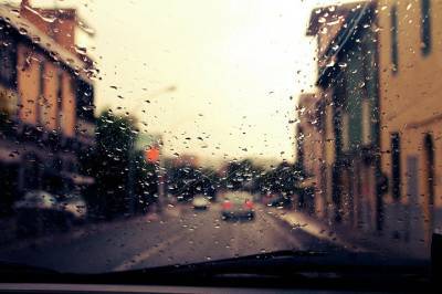 Автоэксперт напомнил водителям о правилах безопасного вождения во время дождя