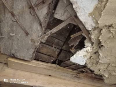 Жители сообщили об обрушении перекрытий в старом доме в Челябинске