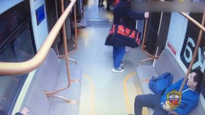 Момент кражи рюкзака с миллионом рублей в московском метро попал на видео