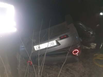На Львовщине авто слетело с моста и перевернулось: водителя "вырезали" из салона – фото