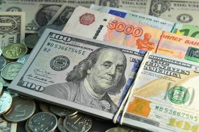 Средневзвешенный курс доллара вырос до 76,82 рубля