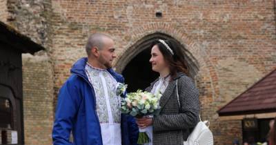 "Там совсем другие ощущения": в Луцком замке поженились военные, влюбившиеся на фронте (фото)
