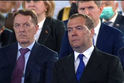 Медведев на послании Путина порадовал загорелым видом