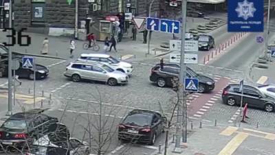 На огромной скорости: в центре Киева велосипедистка снесла девушку-пешехода – видео