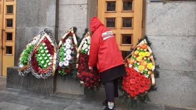 В Харькове к мэрии принесли траурные венки