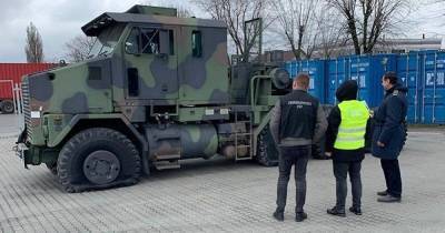 В Одессе таможня пресекла попытку незаконного ввоза тягача для танка Abrams