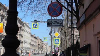 126 тысяч дорожных знаков отмоют от граффити и рекламы в Петербурге