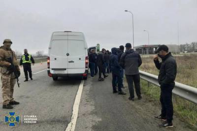СБУ задержала под Харьковом автобусы с «титушками», которых свозили на акции протеста