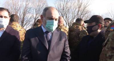 Пашинян прибыл в областной центр Сюника, его встретили аплодисментами и акцией протеста