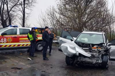 Авария под Днепром: водитель погиб, 5 человек доставили в больницу – фото, видео