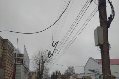 В Тверской области над головой людей висит часть линии электропередач с гвоздями