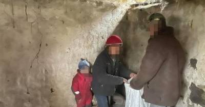 Живут в хлеву: в Житомирской области женщина с 6-летним сыном проживают в нечеловеческих условиях