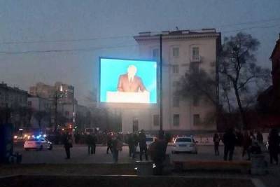 Участникам незаконного митинга в Хабаровске включили выступление Путина