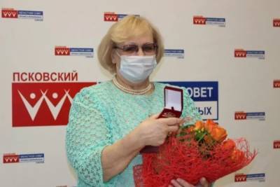 Псковские профсоюзы поздравили с днем рождения коллегу Татьяну Македонову