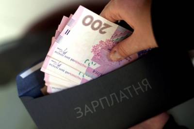 В каких отраслях украинцы больше уходят от налогов: инфографика