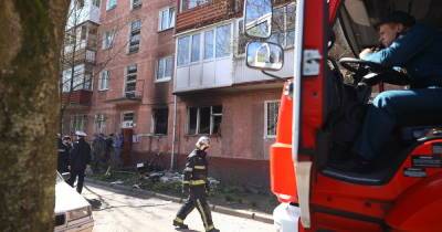Очевидцы: двое мужчин вынесли обгоревшего владельца квартиры при пожаре на Леонова