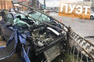 Серьезная авария в Твери: после столкновения иномарка снесла забор вылетела на тротуар