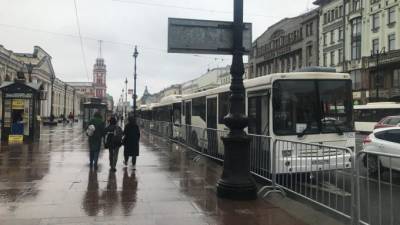 В центре Петербурга началась массовая высадка пассажиров из автобусов