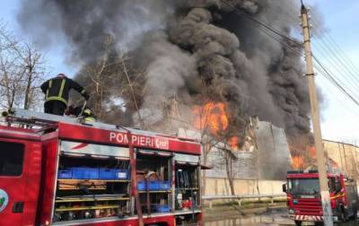 В Кишиневе сгорела лакокрасочная фабрика — город задыхается от токсинов