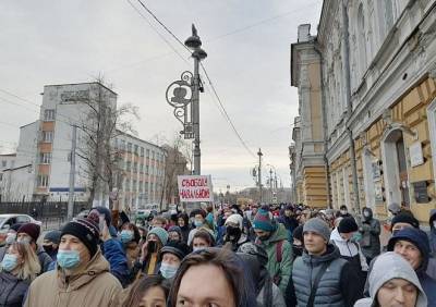 В Иркутске несколько тысяч протестующих двинулись шествием по центру города