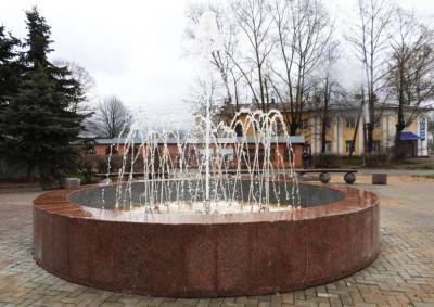 В центре Калязина Тверской области в тестовом режиме запустили фонтан