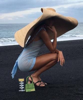 Соломенные шляпы, микросумки и сарафаны: в чем ходить на пляж этим летом