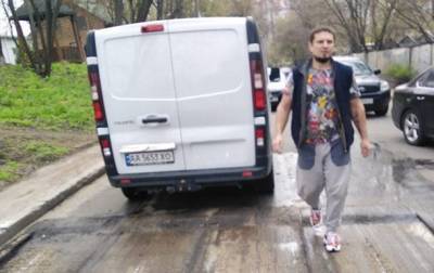 В Киеве мужчина обстрелял дорожную бригаду, есть раненые