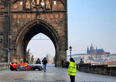 По Карлову мосту проехал болид «Формулы-1»: видео