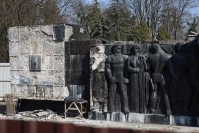 Монумент Боевой Славы разбирают во Львове: что ждет памятник времен СССР в дальнейшем