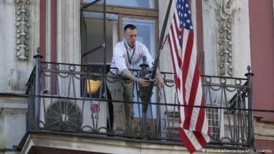 Месяц на сборы: Россия высылает 10 сотрудников посольства США