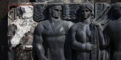Во Львове начали демонтаж барельефов Монумента славы, на их месте могут установить памятник УПА