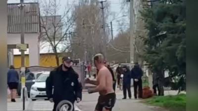 На Запорожье полуголый мужчина напал на полицейских: видео