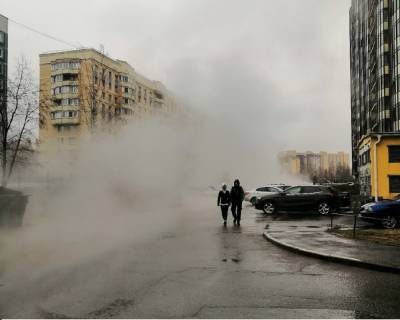 Кипяток вырвался на Флотской улице в Петербурге — видео