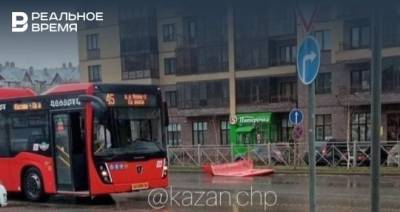 В Казани из-за сильного ветра у автобуса отлетел декоративный спойлер