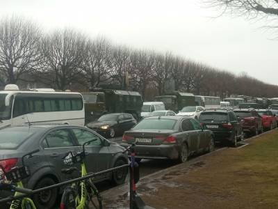 В центр Петербурга едет военная техника, а на Невском под дождем моют тротуары