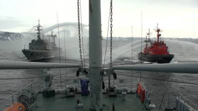 Видео из Сети. Военные показали, как спасают экипаж тонущего судна