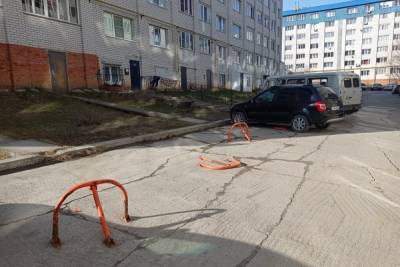УК через суд обязали освободить парковку от блокираторов в микрорайоне «Байконур»