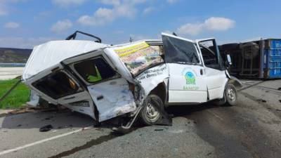 На Кубани водитель микроавтобуса погиб в лобовом ДТП с фурой
