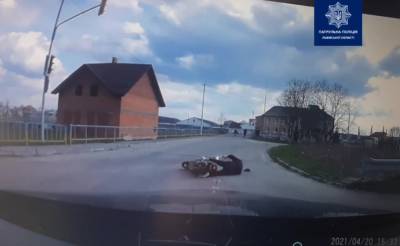 Близ Львова пьяный скутерист упал прямо во время движения: патрульные дотащили его домой – видео