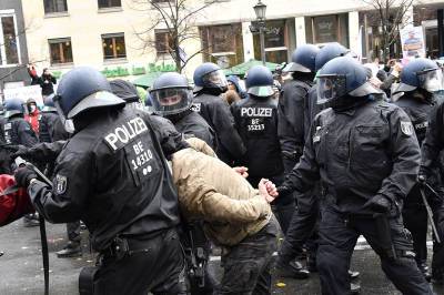 Полиция Берлина задержала 150 участников массовых протестов