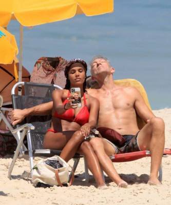 Райское наслаждение: Тина Кунаки и Венсан Кассель на пляже в Бразилии