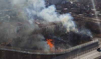 В Тюмени гимназию №1 заволокло едким дымом из-за горевшей травы